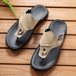 Detailaufnahme stylischer Herren-Flip-Flops für draußen mit strukturierten Riemen auf Holz