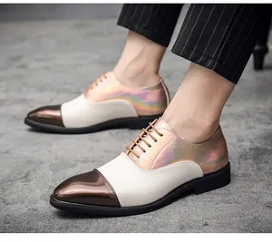 Dettaglio ravvicinato delle eleganti scarpe Oxford tricolori da uomo con tacco cangiante
