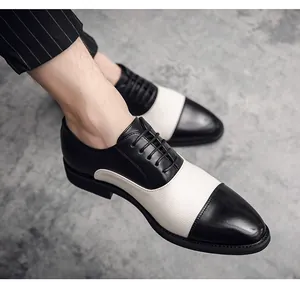 Dettaglio di scarpe eleganti bicolore bianco e nero da uomo con punta arrotondata