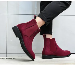 Seitenansicht burgunderrote Chelsea-Boots aus Wildleder mit spitzer Zehenpartie für Herren.