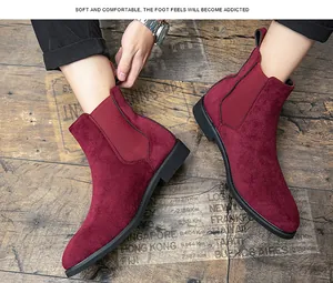 Nahaufnahme von weinroten Chelsea-Boots für Herren aus Wildleder mit Stretcheinsatz.