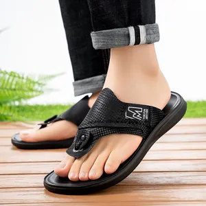 Detailansicht der Outdoor-Zehentrenner für Herren mit strukturierter Band und Sohle.