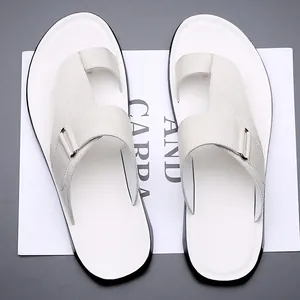 Minimalistische witte heren lederen teenslippers met getextureerde bandjes en metalen gesp