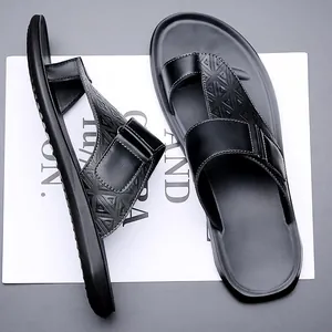 Zwarte heren sandalen van leer met geometrisch patroon voor strand en zomerse dagen