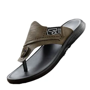 Stylische Outdoor-Flip-Flops für Herren mit braunen Riemen und rutschfesten Sohlen.
