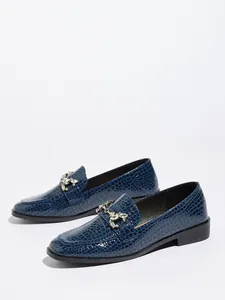 Mocasines azules de mujer con estampado de cocodrilo y hebilla de cristales brillantes
