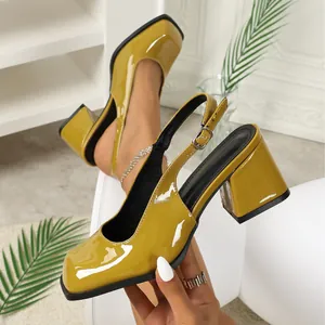 Senfgelbe Lackleder-Pumps mit quadratischer Zehenpartie und Blockabsatz für Damen.