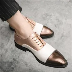 Eleganti scarpe Oxford da uomo in stile britannico bicolore con punta tonda e lucida.