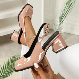 Elegante hellbeige Lackleder-Pumps mit quadratischer Spitze und stabilem Blockabsatz