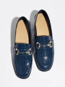 Mocasines de cuero azul con relieve de cocodrilo y detalle de broche strass