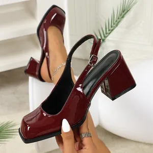Elegante bordeauxrote Lackleder-Mary-Jane-Schuhe mit quadratischer Zehenpartie und Blockabsatz