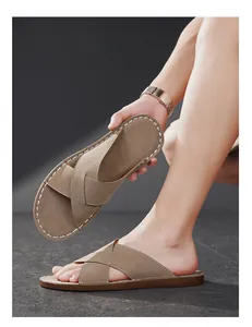 Casual herensandalen met kruisbanden in bruin suède met witte stiksels details.