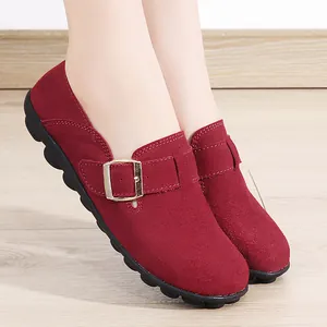 Elegante weinrote Wildleder-Loafer für Damen mit goldener Schnalle und bequemer Gummisohle