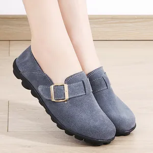 Elegante und bequeme graue Wildleder-Loafer für Damen mit Metallschnalle für den Alltag