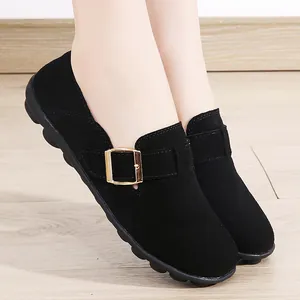 Klassische schwarze Damen-Loafer aus Wildleder mit eleganter goldener Schnalle.