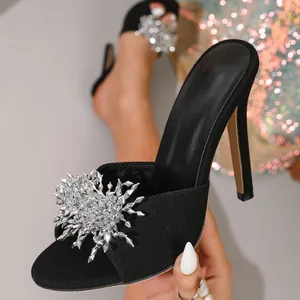 Elegante schwarze Pantoletten mit Absatz und einer funkelnden silbernen Strassblume