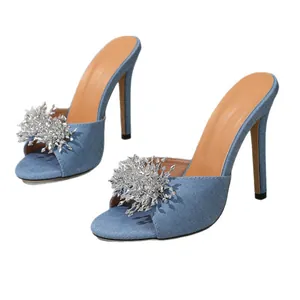 Modische Denim-Sandaletten mit einer glitzernden silbernen Strassblume.