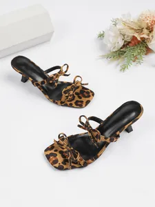 Vista detallada de las sandalias con estampado de leopardo, punta cuadrada y lazos decorativos