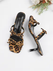 Detalle del lazo de leopardo en sandalias de tacón bajo