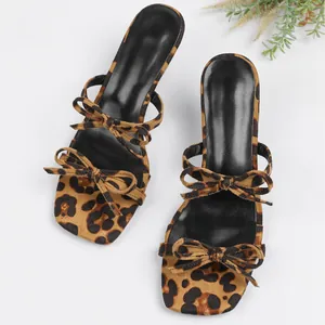 Elegantes sandalias de tacón alto con estampado de leopardo, punta cuadrada y dos lazos