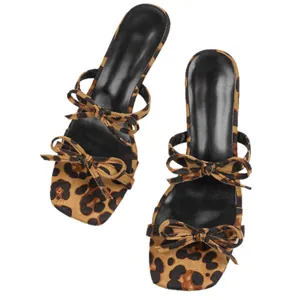 Elegantes sandalias de tacón alto con estampado de leopardo para mujer con punta cuadrada y lazos