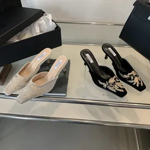 Elegantes mules retro bordados de punta con tacón fino, en colores negro y beige.