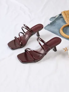 Elegante bordeauxrode sandaaltjes met meerdere bandjes en vierkante teen in de Franse stijl