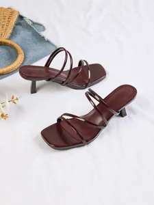 Elegante bordeauxrode sandalen met riempjes, een vierkante teen en slanke hakken