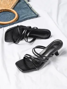 Elegante zwarte sandalen met smalle bandjes, vierkante neus en slanke hak voor dames