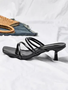 Elegante zwarte dames sandalen met hoge hak en dunne bandjes met een vierkante neus