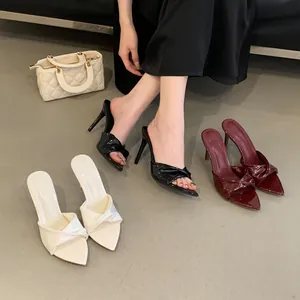 Elegante Pantoletten mit spitzer Zehenpartie und Pfennigabsatz in verschiedenen Farben.