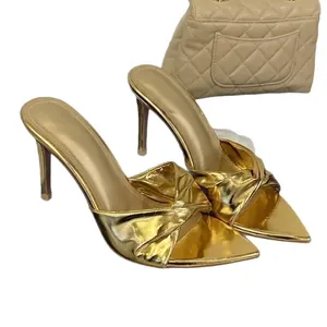 Elegante goldene Pantoletten mit spitzer Zehenpartie und schickem Twist-Riemen-Design
