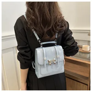Rückansicht eines hellblauen kleinen Rucksacks mit einer Metallschleifendekoration