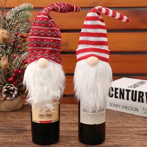 Cubiertas decorativas de botellas de vino de gnomos navideños con gorros rojos y barba blanca