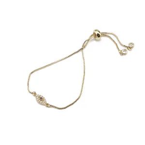 Λεπτομερής προβολή χρυσού βραχιολιού με μάτι, ζιργκόν και ρυθμιζόμενη αλυσίδα.