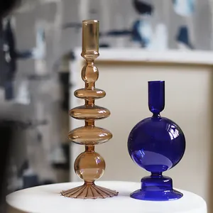 Gros plan sur des bougeoirs en verre ambre et bleu moderne pour la décoration