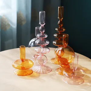 Vue détaillée de bougeoirs géométriques en verre ambre et rose pour la décoration