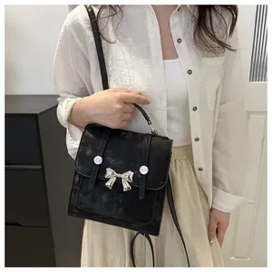 Elegante schwarze Handtasche im koreanischen Stil mit silbernem Schleifendetail