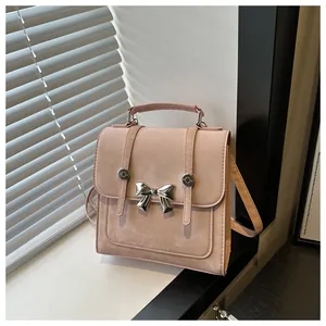 Eleganter rosa Wildleder-Rucksack mit silberner Schmetterlingsschnalle und Griff