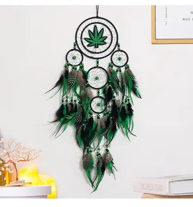 Vista detallada de un gran atrapasueños de seis anillos con hoja verde y plumas