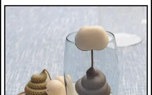 Dettaglio di un divertente infusore per tè a forma di cacca con gancio a sedere