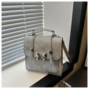 Silberne Handtasche im koreanischen Stil mit Metallschleife in einer Fenstereinstellung