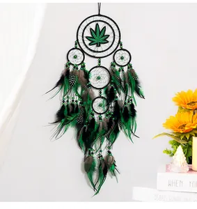 Atrapasueños grande hecho a mano con seis aros, diseño de hoja verde y plumas