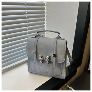 Detailaufnahme einer hellblauen Handtasche im koreanischen Stil mit silberner Schleife.