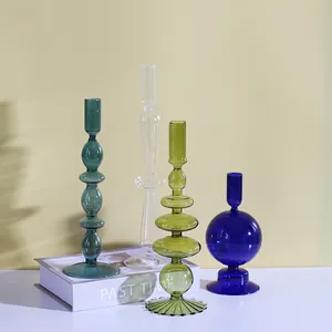 Photophores et vases esthétiques en verre coloré pour la décoration de table moderne.