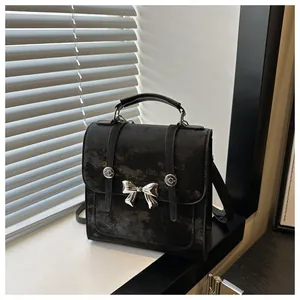 Nahaufnahme der schwarzen Vintage-Handtasche mit stilvollem silbernem Schleifendetail