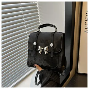 Detailansicht eines schwarzen Mini-Rucksacks im Vintage-Stil mit silberner Schleife