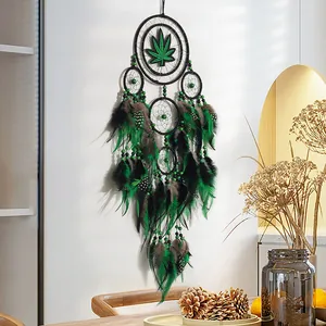 Capteur de rêves fait main avec feuille verte, plumes et perles pour décoration murale