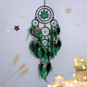 Attrape-rêves fait main à six anneaux avec plumes vertes pour décoration murale
