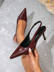 Gedetailleerd overzicht van bordeauxrode laklederen slingback kitten heels met spitse neus.
